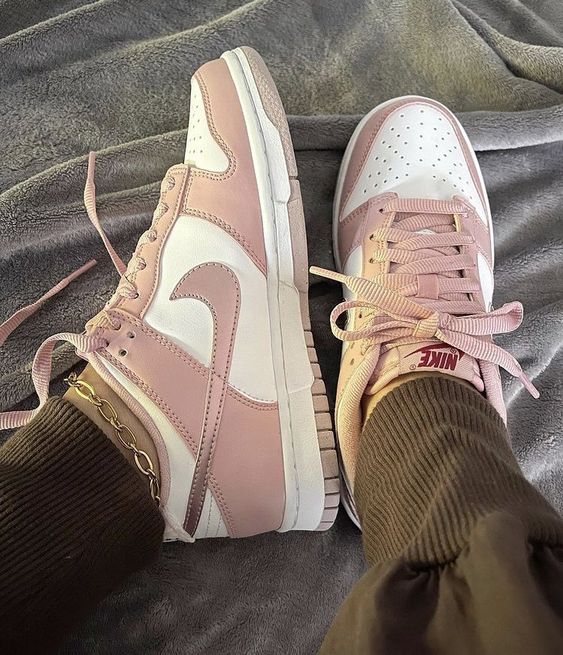 TÊNIS NIKE BRANCO, BORDÔ E ROSÊ